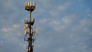 Großer Mast mit vielen Mobilfunk-Antennen